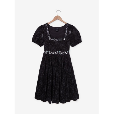 Beetlejuice Spiderwebs & Sandworms Smock Robe - Import Octobre 202534525858_hi?$productMainDesktop$&fmt=auto1234534525858